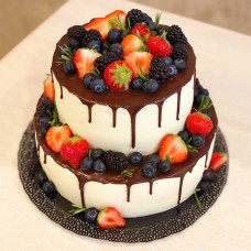 Торт двухъярусный с ягодами