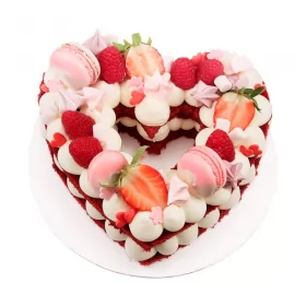 Торт праздничный в форме сердца с надписью и цветами алых роз из мастики