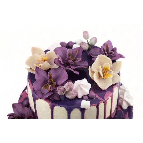 Торт с фиолетовыми орхидеями