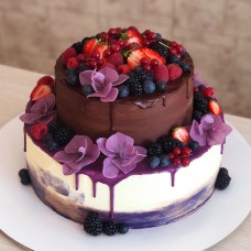 Торт с орхидеями и ягодами