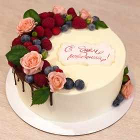 Торт с розочками и ягодами