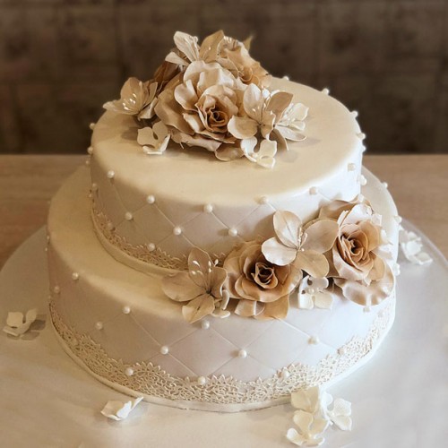 Кремовый свадебный торт с цветами