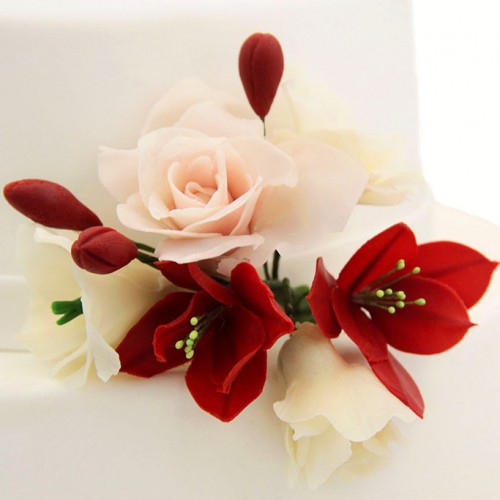 Свадебный торт трехъярусный с цветами