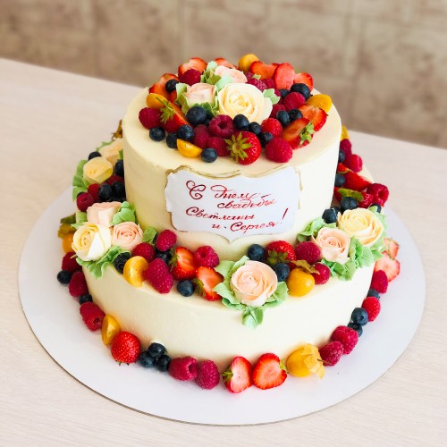 Свадебный торт с кремовыми цветами и ягодами