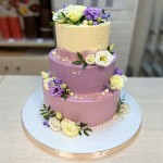 Свадебный торт с цветами эустомы 