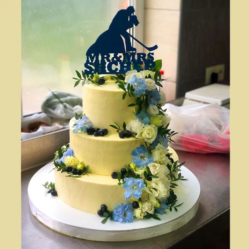 Свадебный торт с топпером и живыми цветами