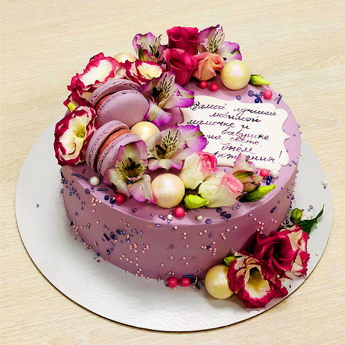 Торт с макаронс и цветами аустомы
