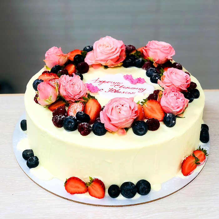 Торт с розами и ягодами