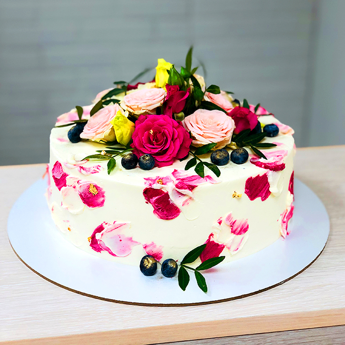 Торт с композицией цветов
