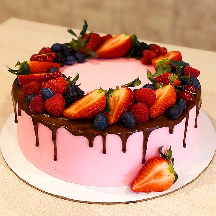 Торт с ягодами в подарок