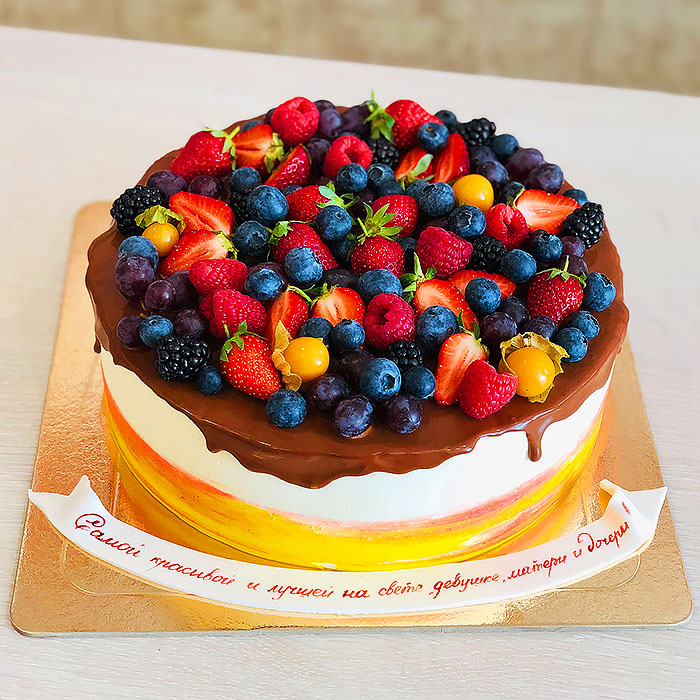 Торт с ягодами на День рождения