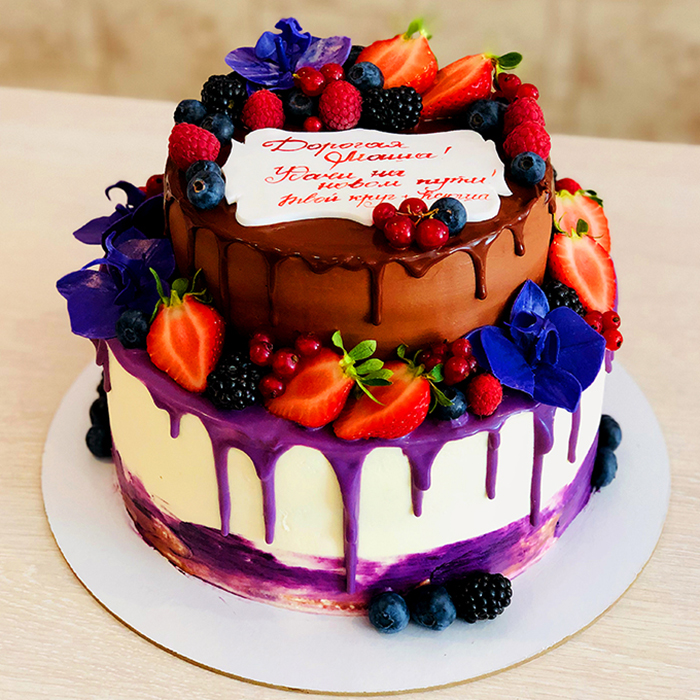 Торт с ягодами и цветами орхидеи